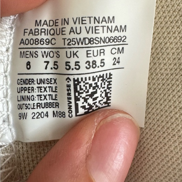 BRAND NEW Black Converse in Size 7.5 - Picture 3 of 4